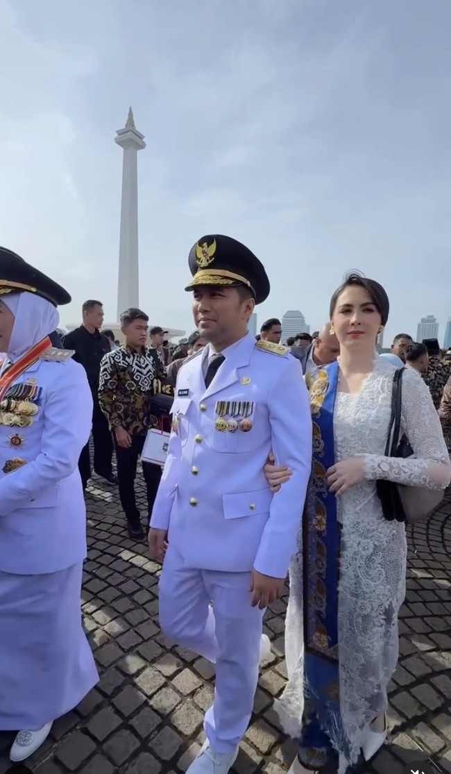 Emil Dardak dilantik sebagai wakil gubernur Jawa Timur untuk periode kedua bersama kepala daerah lainnya, Kamis (20/2/2025). Di pelantikan yang berlangsung di Istana Negara itu, Arumi Bachsin turut mendampingi sang suami.  (Foto: Instagram/@arumibachsin_94)