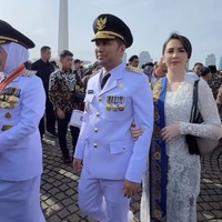 Emil Dardak dilantik sebagai wakil gubernur Jawa Timur untuk periode kedua bersama kepala daerah lainnya, Kamis (20/2/2025). Di pelantikan yang berlangsung di Istana Negara itu, Arumi Bachsin turut mendampingi sang suami.  (Foto: Instagram/@arumibachsin_94)