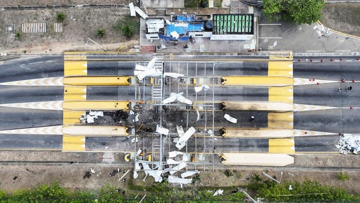 Geger Ledakan Rusak Gerbang Tol di Kolombia Damage at a toll booth is seen after a car bomb attack in Cucuta, Colombia, February 20, 2025. REUTERS/Juan Pablo Bayona