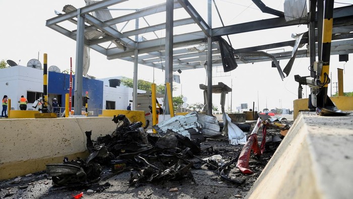 Damage at a toll booth is seen after a car bomb attack in Cucuta, Colombia, February 20, 2025. REUTERS/Juan Pablo Bayona
