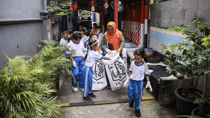 Guru mendampingi murid TK mengikuti aksi memungut sampah bersama di kawasan TK Negeri Sunter Agung, Jakarta, Jumat (21/2/2025). Kegiatan tersebut dilakukan dalam rangka Hari Peduli Sampah Nasional (HPSN) tahun 2025 yang diperingati setiap tanggal 21 Februari. ANTARA FOTO/Dhemas Reviyanto/foc.