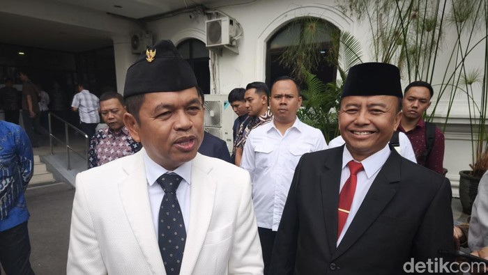 Gubernur Jabar Dedi Mulyadi (kiri).