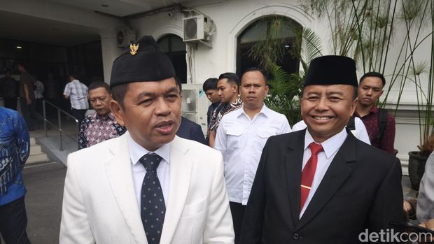 Gubernur Jabar Dedi Mulyadi (kiri).