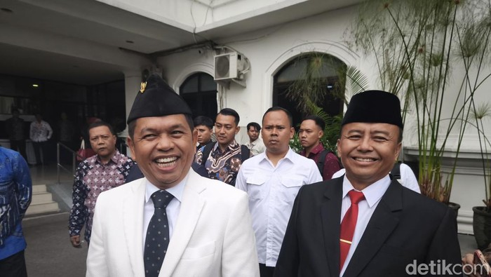 Gubernur Jabar Dedi Mulyadi (kiri).