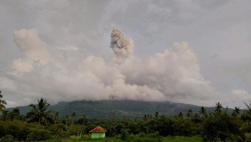 Gunung Lewotobi Laki-Laki di Kabupaten Flores Timur meletus 3 kali sore ini, Jumat (21/2/2025).