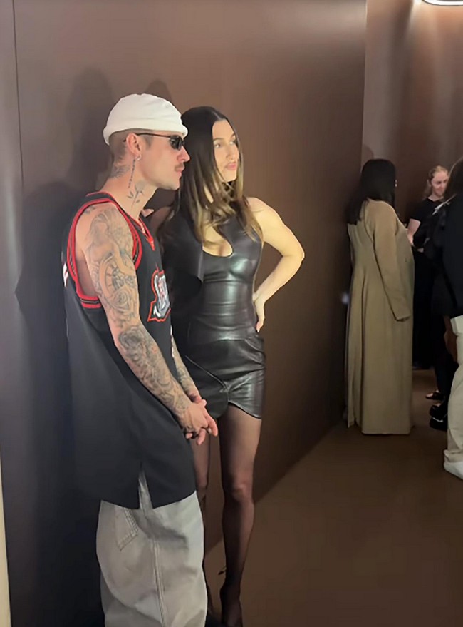 Suaminya, Justin Bieber, juga hadir untuk memberikan dukungan setelah lebih dulu makan malam bersama teman-temannya di restoran Funke. Berbeda dengan Hailey yang tampil seksi, Justin memilih gaya kasual dengan jersey basket, celana baggy, beanie putih, dan kacamata hitam. Foto: Instagram/@haileybieber