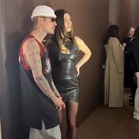 Suaminya, Justin Bieber, juga hadir untuk memberikan dukungan setelah lebih dulu makan malam bersama teman-temannya di restoran Funke. Berbeda dengan Hailey yang tampil seksi, Justin memilih gaya kasual dengan jersey basket, celana baggy, beanie putih, dan kacamata hitam. Foto: Instagram/@haileybieber