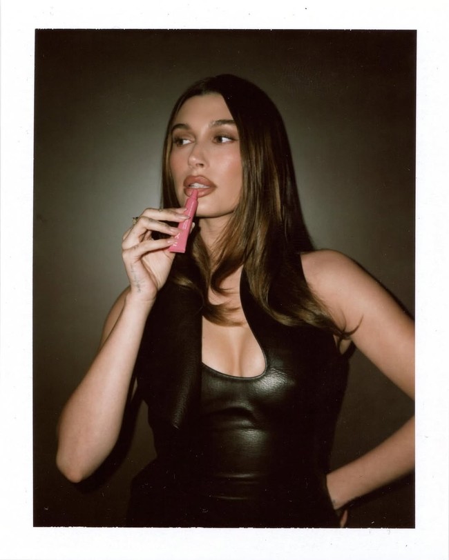 Gaya seksinya semakin on point dengan sepatu hak tinggi, tights, serta clutch bermotif python dari label mewah tersebut.  Foto: Instagram/@haileybieber