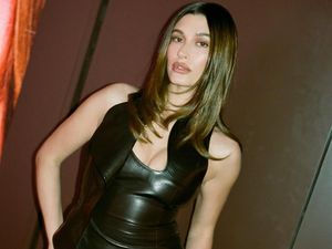5 Gaya Seksi Hailey Bieber Pakai Gaun Ketat di Pembukaan Toko Kecantikan
