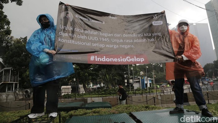 Hujan Deras, Massa Aksi 'Indonesia Gelap' Bertahan di Patung Kuda Massa 'Indonesia Gelap' terus bertambah untuk berdemonstrasi di Patung Kuda, Jakarta Pusat, Jumat (21/2/2025). Meski hujan turun, massa tetap bertahan di lokasi demo.