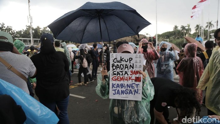 Hujan Deras, Massa Aksi 'Indonesia Gelap' Bertahan di Patung Kuda Massa 'Indonesia Gelap' terus bertambah untuk berdemonstrasi di Patung Kuda, Jakarta Pusat, Jumat (21/2/2025). Meski hujan turun, massa tetap bertahan di lokasi demo.