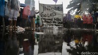 Hujan tak menyurutkan semangat massa aksi Indonesia Gelap untuk menyuarakan aspirasinya.