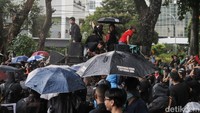 Massa bergantian orasi dari atas mobil komando.