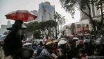 Hujan Deras, Massa Aksi Indonesia Gelap Bertahan di Patung Kuda