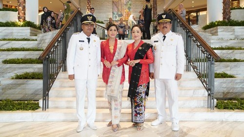 I Made Mahayastra dan Anak Agung Gede Mayun foto bersama mengajak masing-masing istrinya saat agenda pelantikan di Istana Negara, Jakarta, Kamis (20/2/2025). (Dok. Pemkab Gianyar)