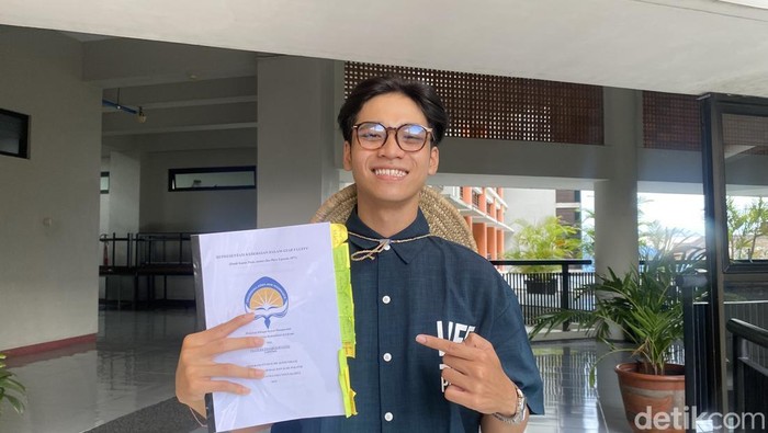 Imanuel Tegar Suryanto, mahasiswa UAJY lulus berkat skripsi anime One Piece, Jumat (21/2/2025).
