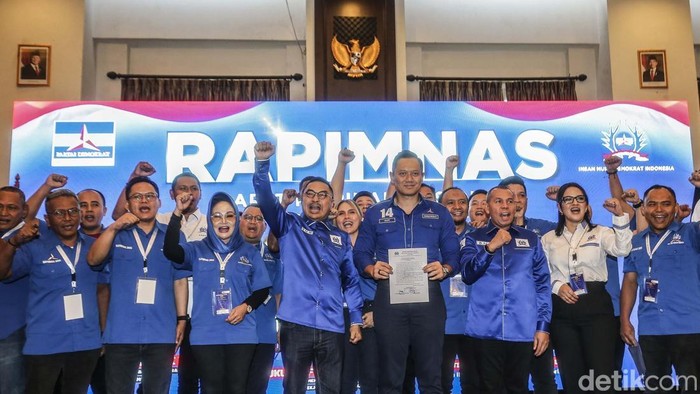 IMDI Dukung Prabowo-Gibran Ketua Umum Partai Demokrat Agus Harimurti Yudhoyono (tengah) memegang surat dukungan dari Ketua Insan Muda Demokrat Indonesia (IMDI) Michael Wattimena (kiri) dan Sekjen IMDI Muslim bersama pengurus mengepalkan tangan saat Rapat Pimpinan Nasional (Rapimnas) IMDI di Jakarta, Jumat (21/2/2025). Rapimnas IMDI membahas strategi kerja untuk mendukung kebijakan DPP Partai Demokrat dan pemerintahan Prabowo-Gibran.