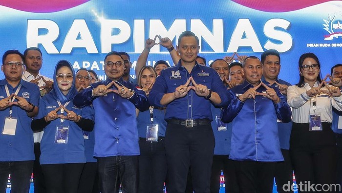 IMDI Dukung Prabowo-Gibran Ketua Umum Partai Demokrat Agus Harimurti Yudhoyono (tengah) memegang surat dukungan dari Ketua Insan Muda Demokrat Indonesia (IMDI) Michael Wattimena (kiri) dan Sekjen IMDI Muslim bersama pengurus mengepalkan tangan saat Rapat Pimpinan Nasional (Rapimnas) IMDI di Jakarta, Jumat (21/2/2025). Rapimnas IMDI membahas strategi kerja untuk mendukung kebijakan DPP Partai Demokrat dan pemerintahan Prabowo-Gibran.