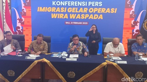Konferensi pers di area kedatangan Terminal Internasional Bandara Internasional I Gusti Ngurah Rai, Jumat (21/2/2025).
