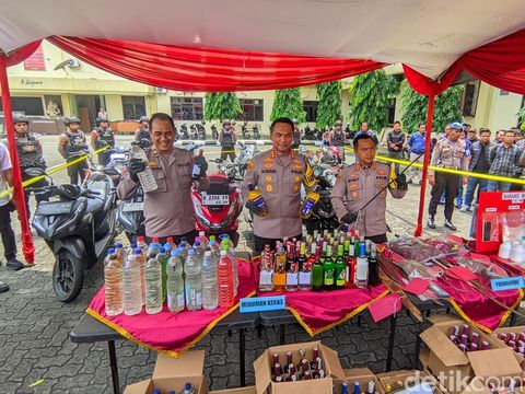 Jumpa pers hasil kegiatan Polrestabes Semarang selama sebulan, Jumat (21/2/2025).