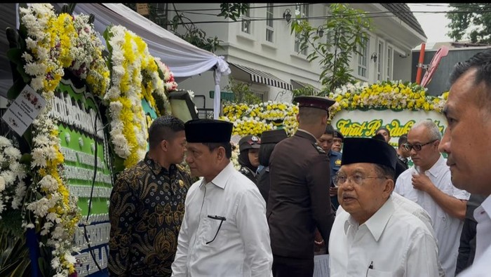 Jusuf Kalla melayat ke rumah duka eks Wakapolri (Anggi/detikcom)