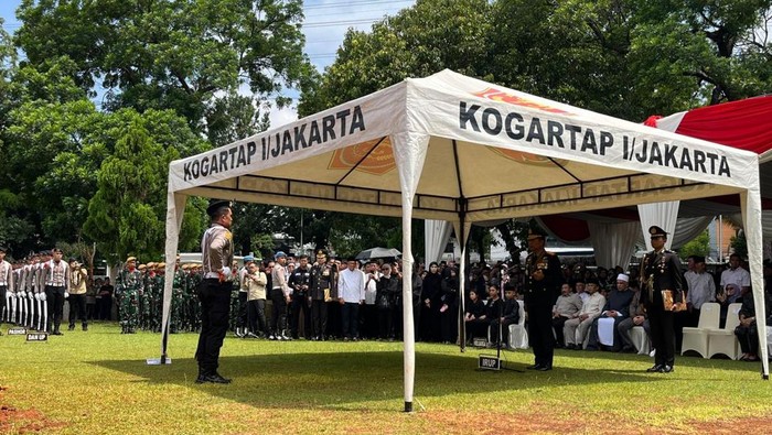 Kabareskrim Polri Komjen Wahyu Widada memimpin langsung upacara pemakaman mantan Wakapolri Komjen (purn) Syafruddin Kambo (Anggi/detikcom)