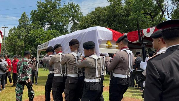 Kabareskrim Polri Komjen Wahyu Widada memimpin langsung upacara pemakaman mantan Wakapolri Komjen (purn) Syafruddin Kambo (Anggi/detikcom)