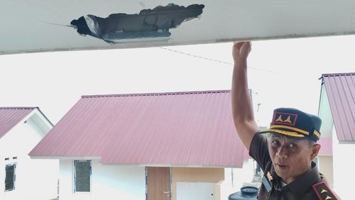 Kajati NTT, Zet Tadung Allo, mengecek perumahan untuk eks pejuang Timor-Timur (Timtim) di Kabupaten Kupang, Jumat (20/2/2025). (Dok. Kejati Bali)