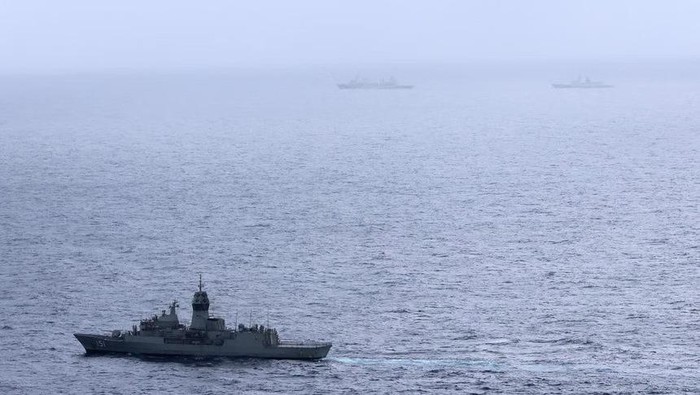 Royal Australian Navy ship HMAS Arunta (foreground) sailing near China’s Fuchi-class replenishment vessel and Weishanhu Jiangkai-class frigate Hengyang in the Tasman Sea.PHOTO: AFP