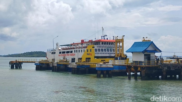 Kapal Roro tengah bersandar di Pelabuhan ASDP Telaga Punggur, Batam, Kepri. (Alamudin Hamapu/detikSumut)