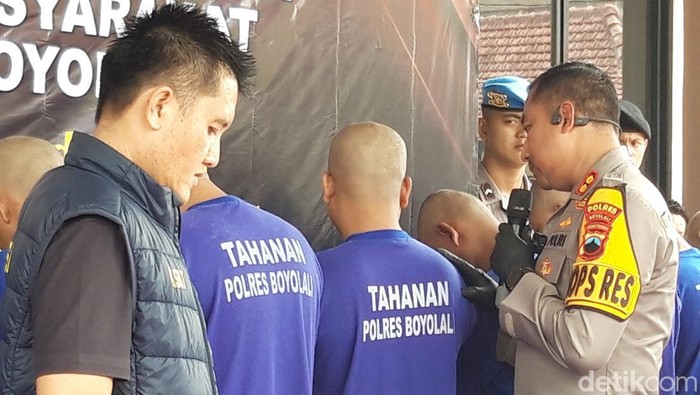 Kapolres Boyolali, AKBP Rosyid Hartanto, bertanya ke tersangka pemerasan modus VCS saat rilis kasus, Jumat (21/2/2025).