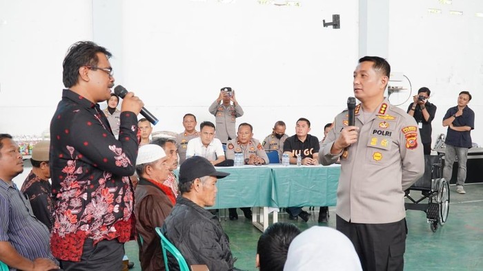Kapolresta Bandung Kombes Aldi Subartono saat acara Jumat Curhat, di aula Desa Lengkong, pada Jumat (21/2/2025).