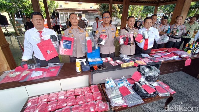 Kapolresta Banyumas didampingi pejabat utama (PJU) menunjukkan barang bukti sabu-sabu dengan total berat 684 gram saat ungkap kasus di Mapolresta Banyumas, Jumat (21/2/2025).
