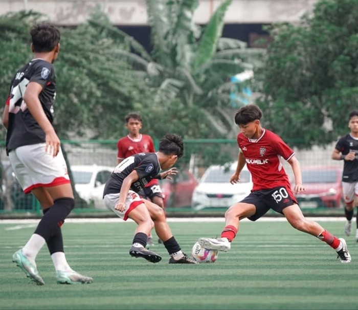 Kapten Bali United, Keanu Sanjaya (jersey merah nomor 150) saat menghadapi pemain Madura United dalam perebutan juara ketiga EPA U-16 Liga 1, Jumat (21/2/2025) di Lapangan MJCC, Bekasi. (Dokumentasi Bali United)