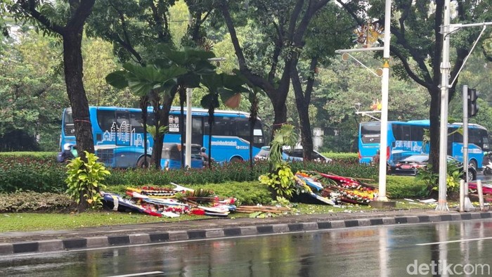Karangan Bunga Pramono-Ran di depan Balai Kota Rusak
