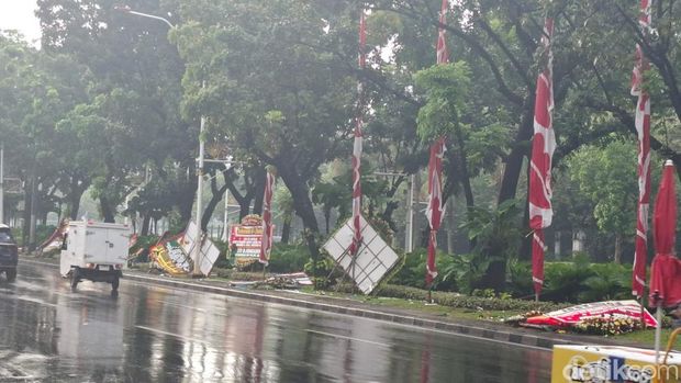 Karangan Bunga Pramono-Ran di depan Balai Kota Rusak