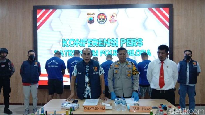 Kasatreskrim Polres Blora AKP Selamet memberikan keterangan kepada wartawan saat konferensi pers di Mapolres Blora, Jumat (21/2/2025).