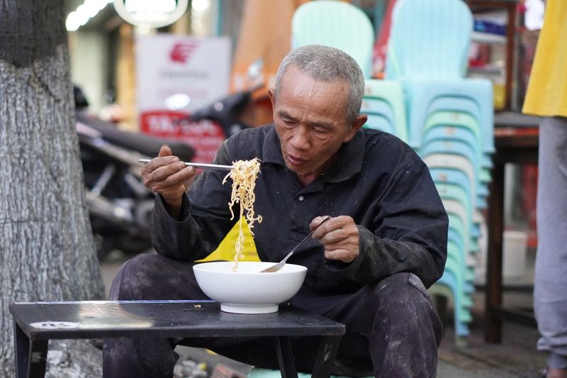 Mulia! Kedai Ini Menjual Makanan Murah untuk Buruh