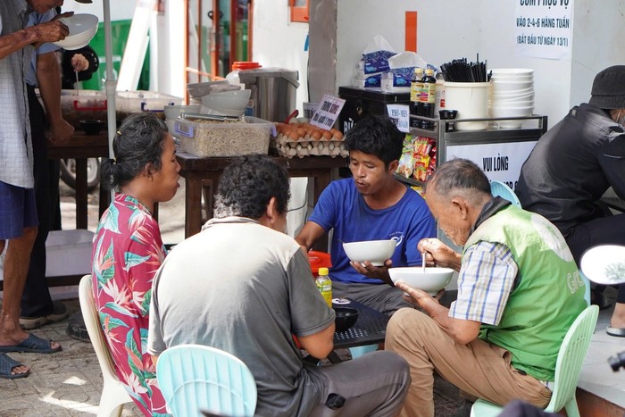 Mulia! Kedai Ini Menjual Makanan Murah untuk Buruh