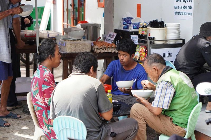 Mulia! Kedai Ini Menjual Makanan Murah untuk Buruh