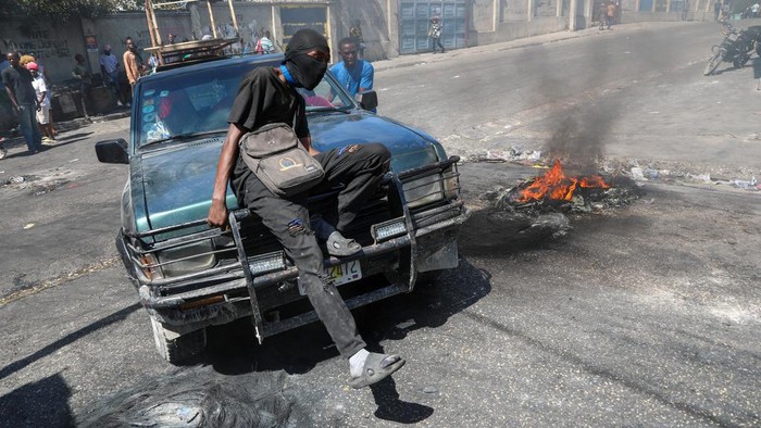 Kekerasan Geng Haiti Makin Meningkat, Massa Kembali Blokir Jalanan Kekerasan geng di Haiti terus meningkat. Para pengunjuk rasa kembali memblokir jalanan.