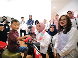 Tinjau Sentra Handayani, DWP Kemensos Salurkan Bantuan ATENSI ke PPKS