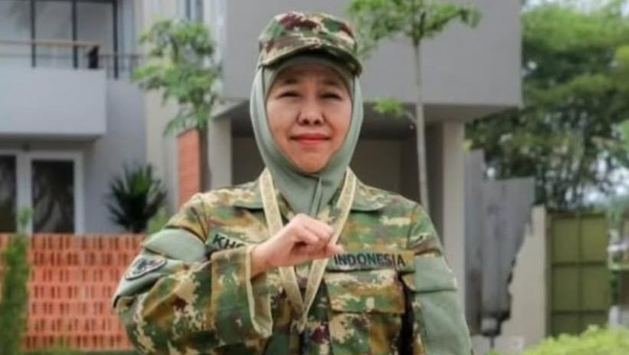 Khofifah Indar Parawansa berseragam militer siap mengikuti retret di Akmil Magelang, Jateng.