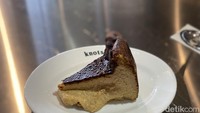 Ini menu Basque cheesecake espresso seharga Rp 70.000/slice Teksturnya lembut dan terasa creamy dengan aroma espresso yang kuat. Foto: detikcom/Riska Fitria