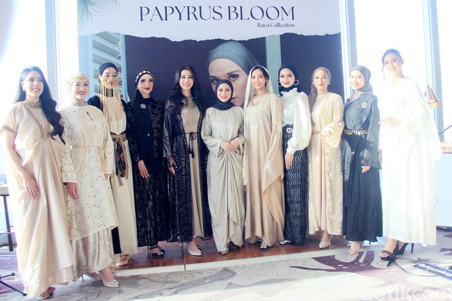 Happy Jehan sebagai pemilik brand Ellaya mengungkapkan koleksi Lebaran 2025 bertema Papyrus Bloom terinspirasi dari bunga pada zaman Mesir kuno yang hingga saat ini masih bermanfaat. Fashion show koleksi baju lebaran Ellaya 2025 digelar di Westin Hotel, Jakarta. Foto: Mohammad Abduh/detikcom.