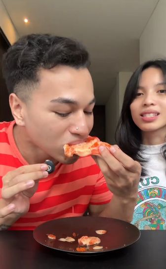 Kreasi salmon sashimi pakai tobiko dan saus wijen