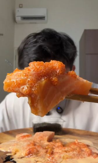 Kreasi salmon sashimi pakai tobiko dan saus wijen