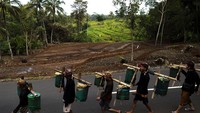 Warga kaum adat Bonokeling melakukan ritual laku mlampah atau ritual jalan kaki menuju makam Kyai Bonokeling yang melitasi Desa Kesugihan, Cilacap, Jawa Tengah, Kamis (20/2/2025).