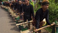 Dalam ritual itu masing-masing warga berjalan kaki dari rumah membawa hasil bumi dan bahan makanan mentah hasil kebun dan pertanian mereka, yang akan dimasak dan dimakan bersama pada proses ritual perlon unggahan.
