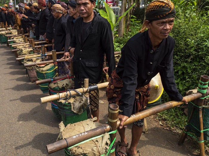 Laku mlamapah kaum adat Bonokeling Warga kaum adat Bonokeling membawa hasil bumi saat melakukan ritual laku mlampah atau ritual jalan kaki menuju makam Kyai Bonokeling dengan membawa hasil bumi di Desa Pekuncen, Banyumas, Jawa Tengah, Kamis (20/2/2025). Laku mlampah merupakan awal dimulainya ritual perlon unggahan di komplek makam Kyai Bonokeling, dimana masing-masing warga berjalan kaki dari rumah membawa hasil bumi dan bahan makanan mentah hasil kebun dan pertanian mereka, yang akan dimasak dan dimakan bersama pada proses ritual perlon unggahan. ANTARA FOTO/Idhad Zakaria/YU